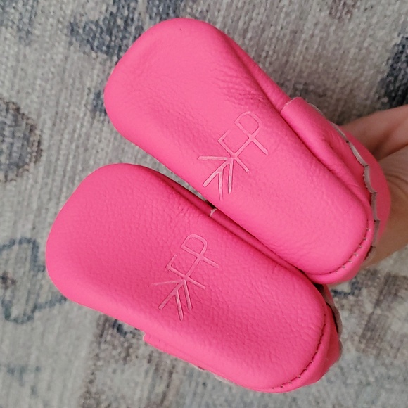 Freshly Picked Neon Pink Baby Girls Leather Crib Shoes Booties Sz2 - Picture 4 of 7